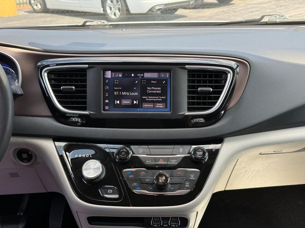 2022 Chrysler Voyager LX