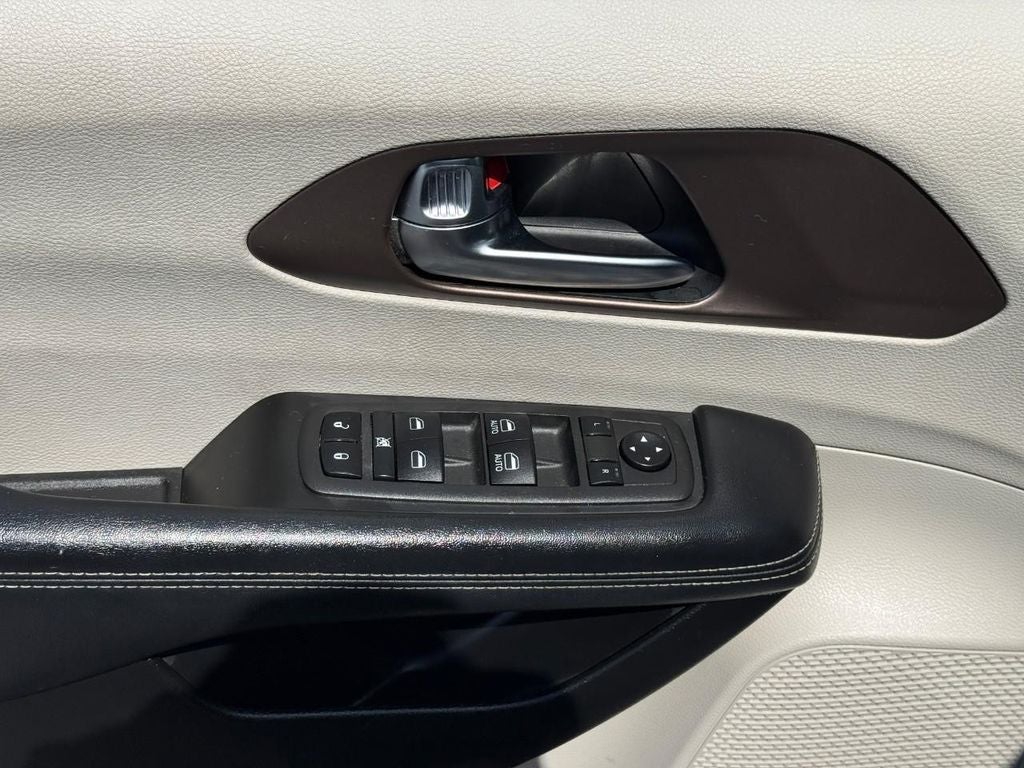 2022 Chrysler Voyager LX