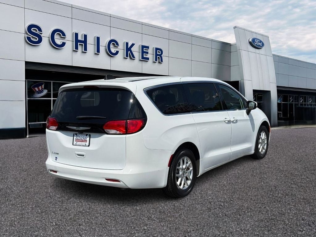 2022 Chrysler Voyager LX