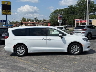 2022 Chrysler Voyager LX