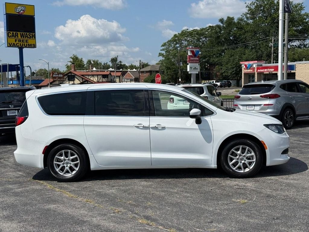 2022 Chrysler Voyager LX