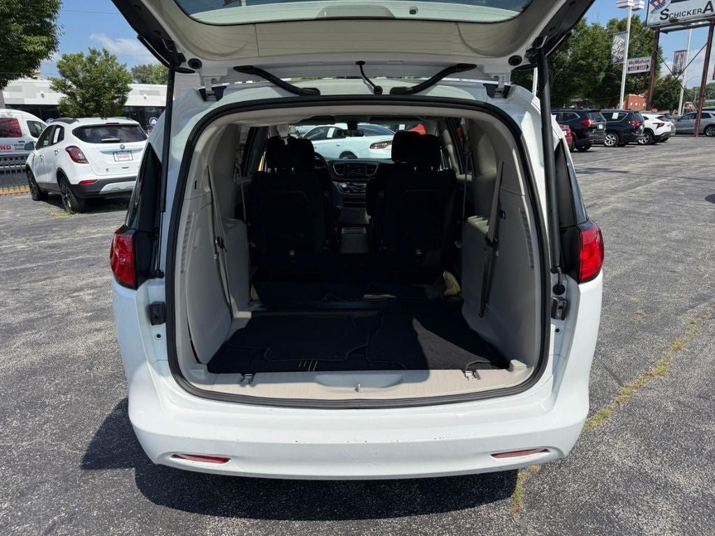 2022 Chrysler Voyager LX
