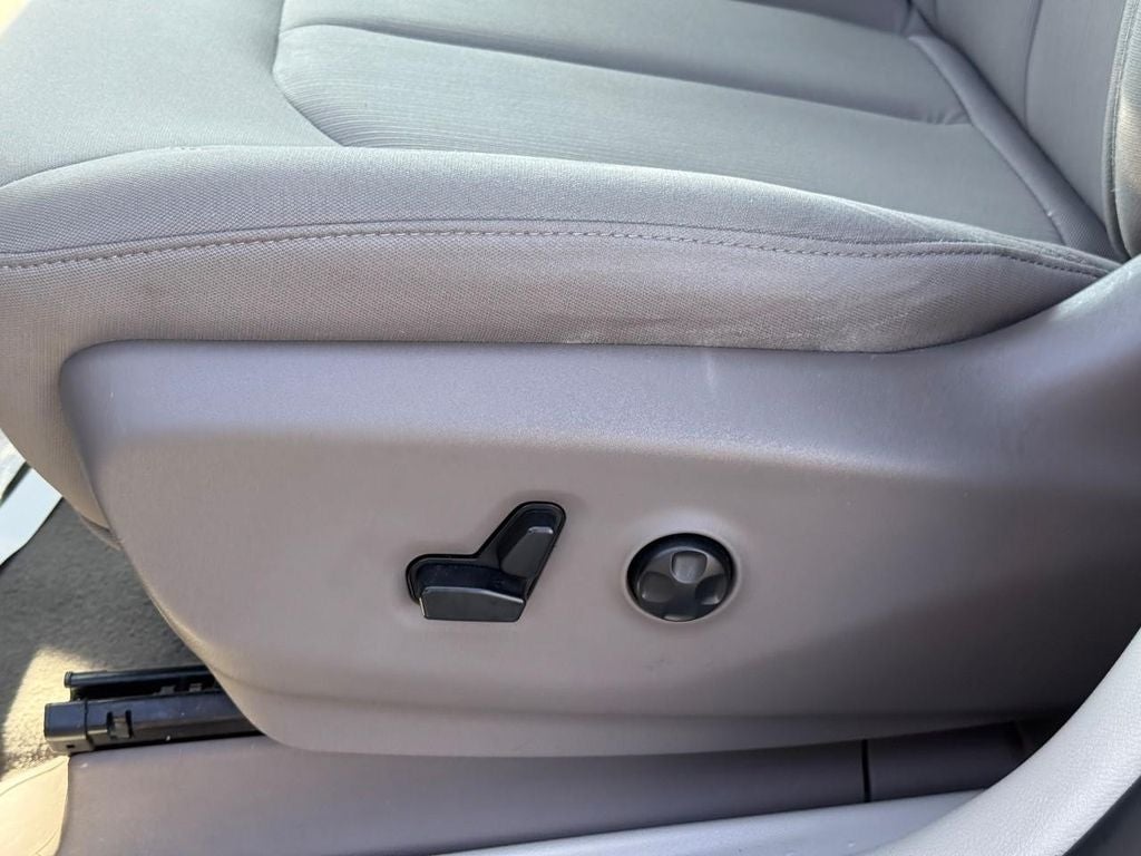 2020 Chrysler Voyager LX