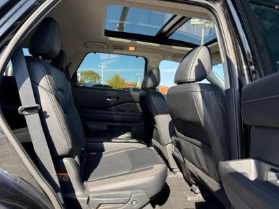 2024 Nissan Pathfinder SL